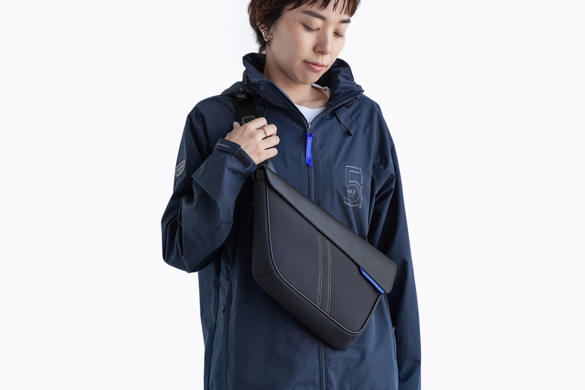 洋書 Portable Holidays: man&Santa ROADSTER クロスボディバッグ BLACK/BLUE
