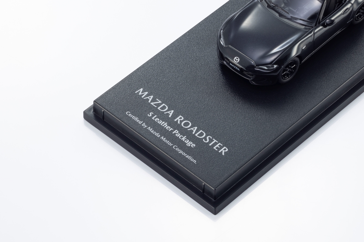 ROADSTER S Leather PKG(2024) モデルカー 1/64